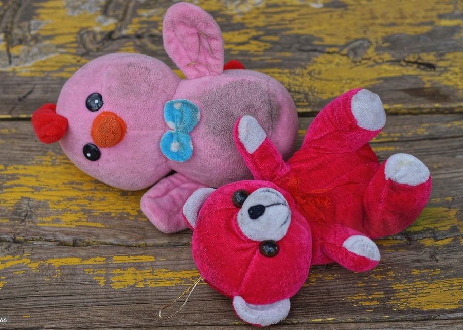 An example of a toy with unsafe plastic eyes crossed out, next to one with safe embroidered eyes.