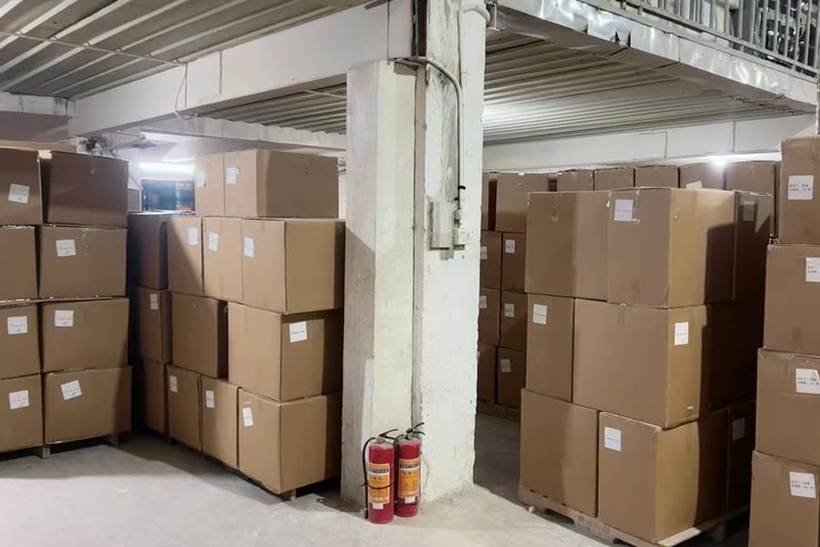 Secure palletized shipping for bulk ceramic pet bowl orders