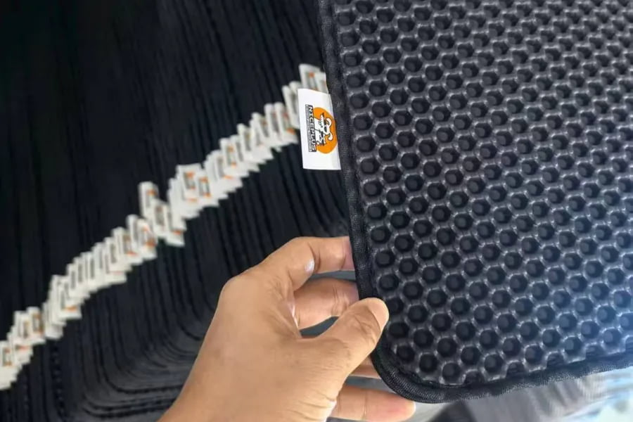 High-density woven label on EVA cat litter mat edge