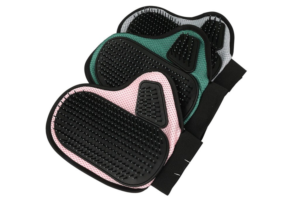 Interactive Deshedding Pet Glove