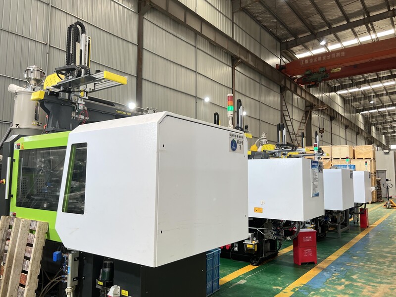 Injection molding equipment for plastic pet feeding supplies