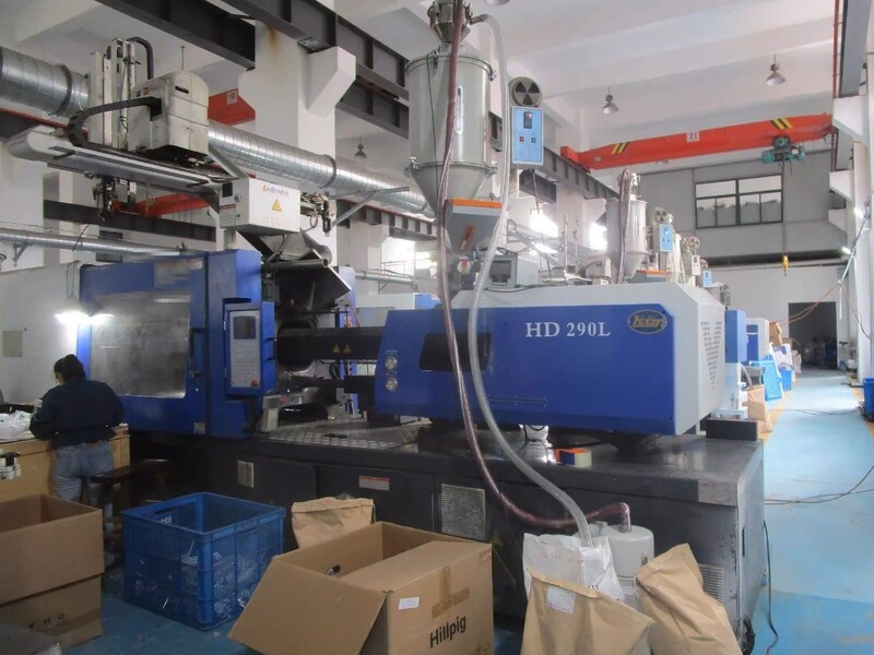 Injection molding workshop for plastic pet bowls and feeding products