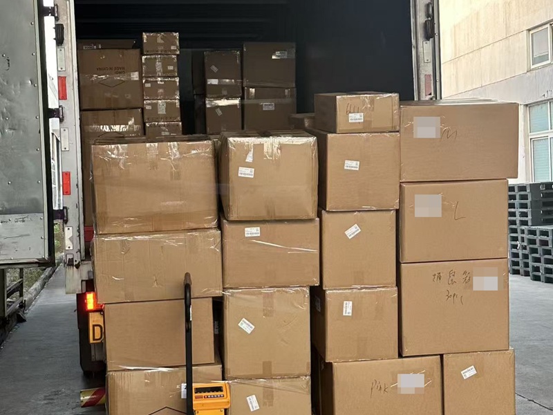 Loading photos for wholesale pet supplies shipment coordination