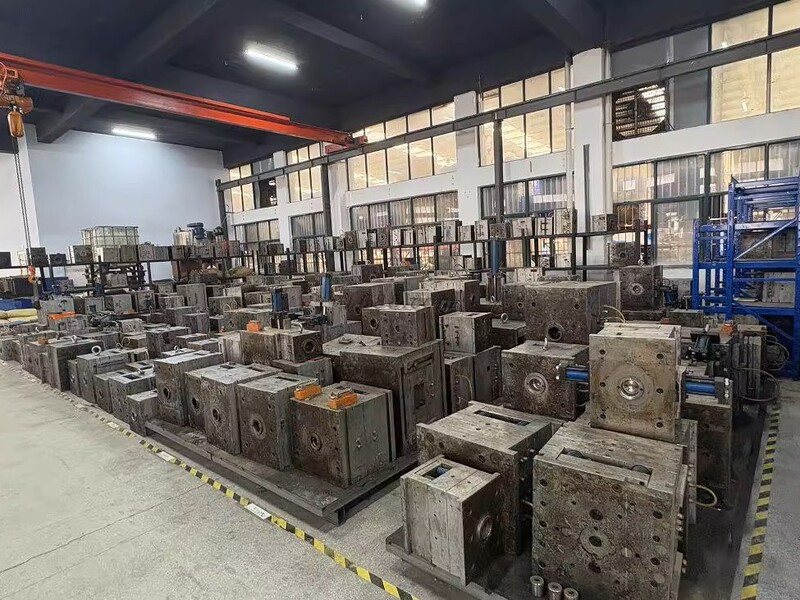 Mold workshop for custom pet feeding product development