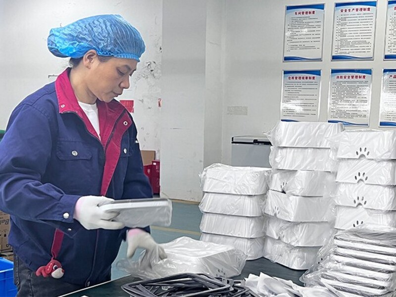 Packaging workshop for pet feeding supplies orders