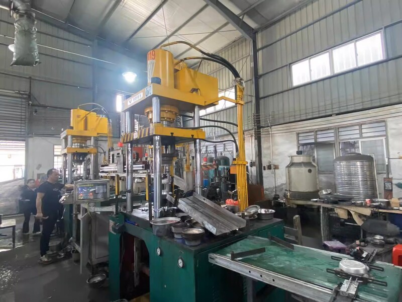 Stainless steel die casting workshop for pet feeding supplies manufacturing