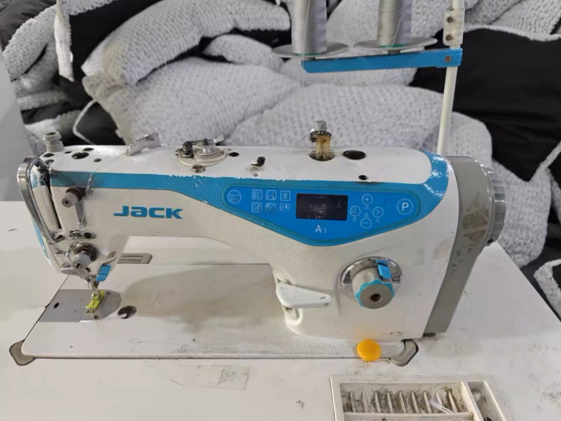Industrial sewing machine used for pet bed production