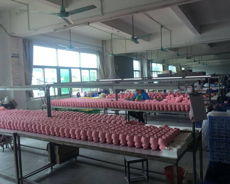 Quality inspection of latex dog toys before shipment